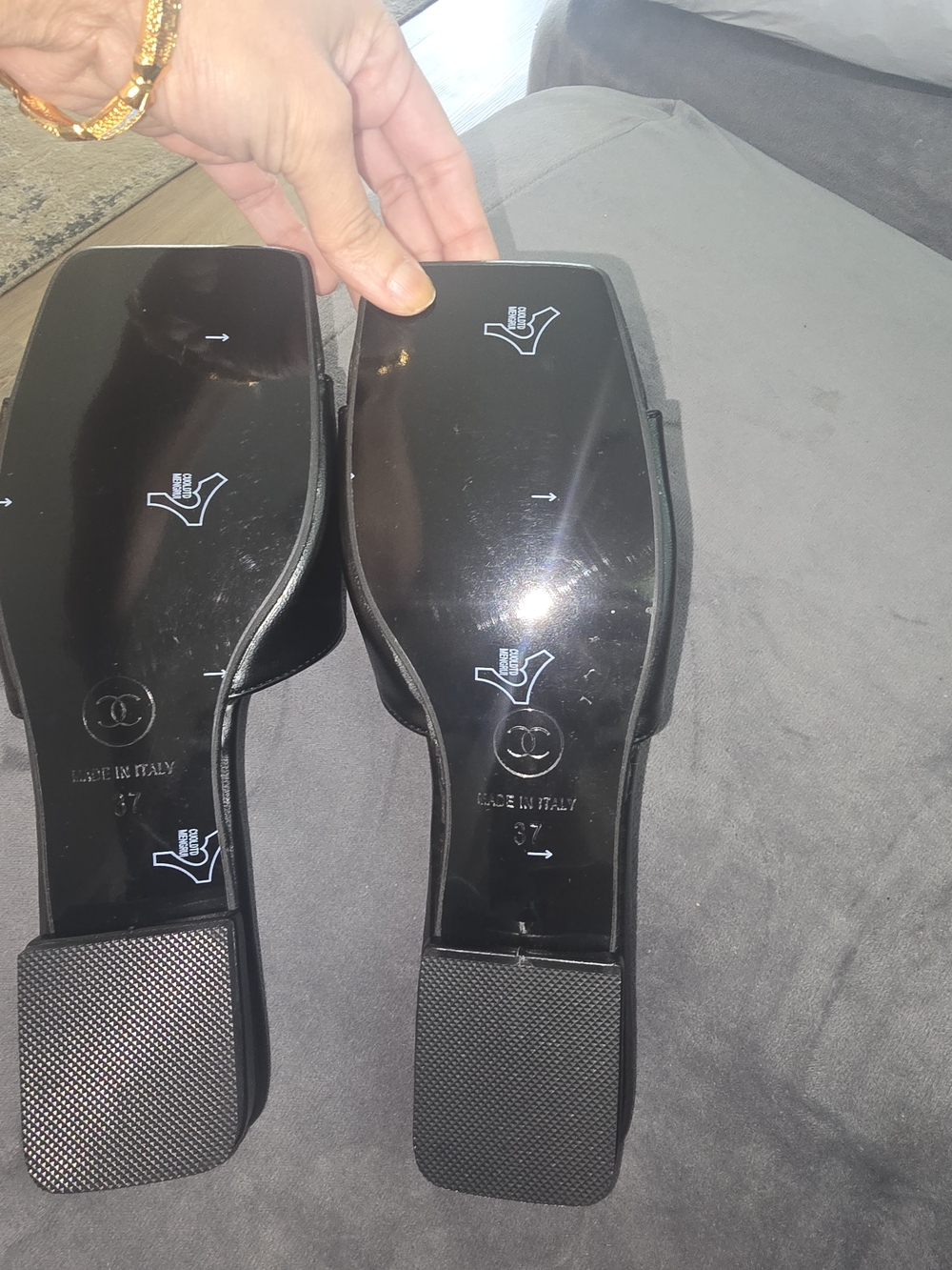 Chanel Black Leather Slide Sandals with Gold CC Logo - Picture 5 of 7